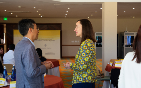 Dr Roelen speaking to a participant at the Fundación Capital Workshop